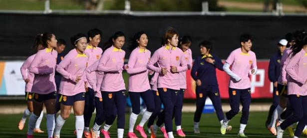 九游娱乐-女足比赛现场气氛火爆，球迷激情高涨
